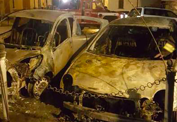 Distrutte in incendio due auto a Mesoraca, si indaga su cause 