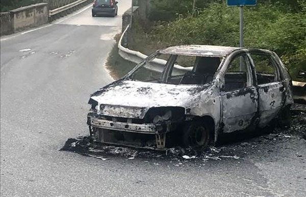 Raid in auto nel vibonese, sparati 60 colpi di fucile contro due abitazioni