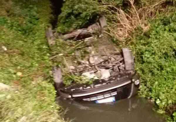 Auto finisce in un canale, conducente salvato da vigili del fuoco a Curinga