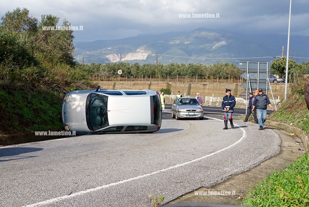 Lamezia: tamponamento e auto cappottata sulla SS 280