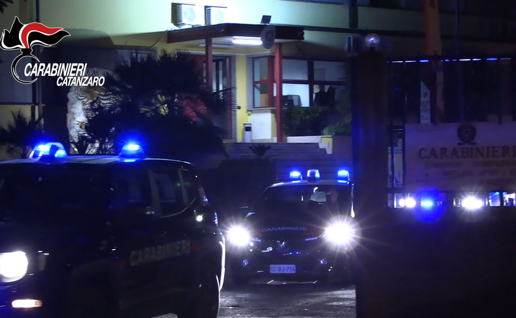 auto-carabinieri-notte-soverato-caserma_28dc0.jpg