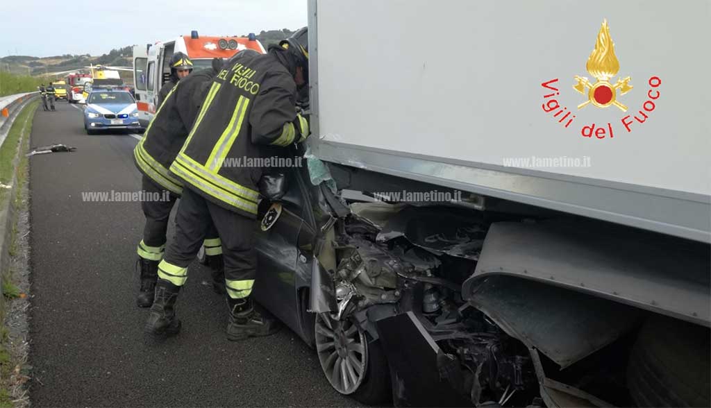 Auto contro tir su A2 tra Falerna e Lamezia, un ferito grave 