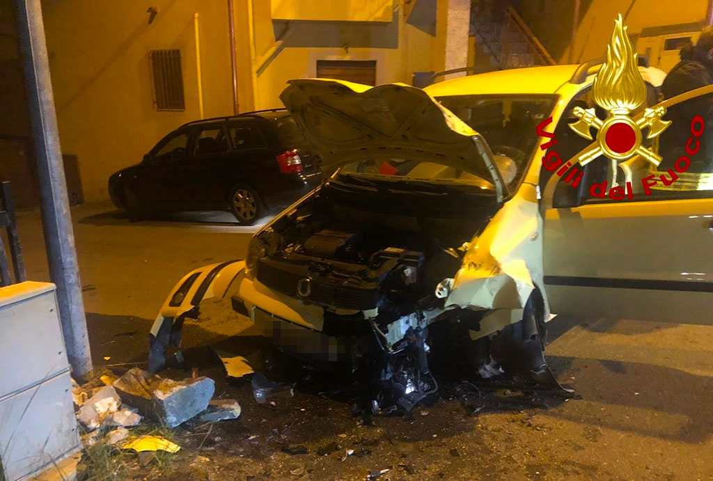 Incidente stradale a Sellia Marina, auto impatta contro muro: ferita conducente