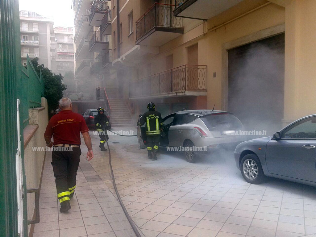 Lamezia: auto in fiamme in un condominio del centro