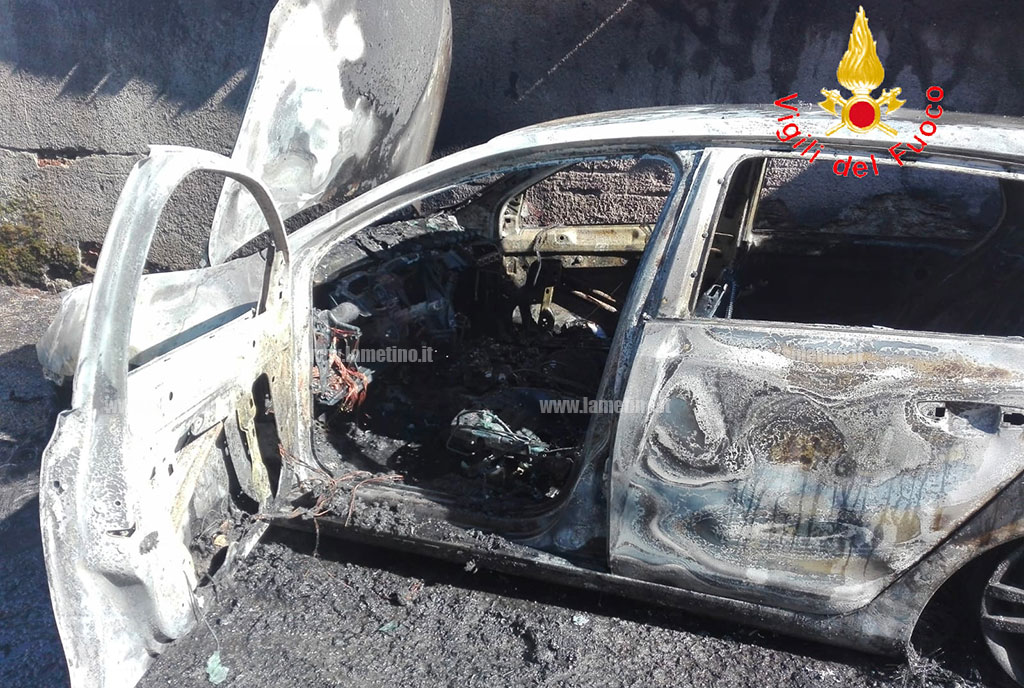 Auto in fiamme a Decollatura, indagano i carabinieri
