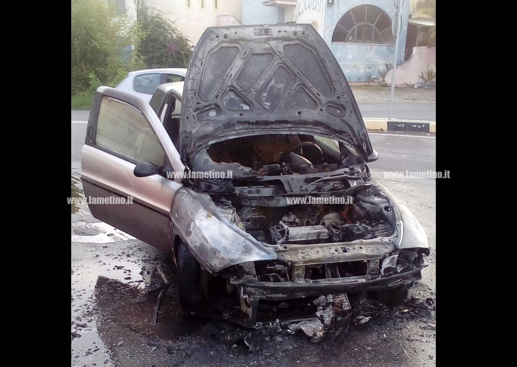 Auto in fiamme su SS18 a Falerna, illesa coppia di giovani  