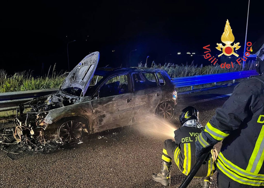 Auto in fiamme sulla ss 106 a Catanzaro: illesa famiglia