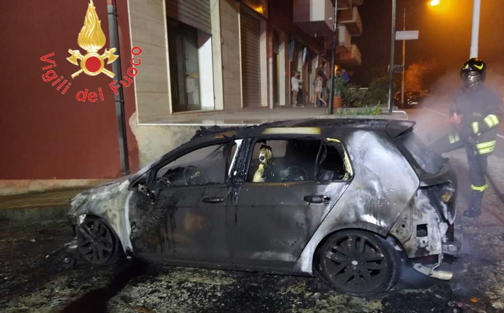 Auto distrutta dalle fiamme a Badolato, avviate indagini