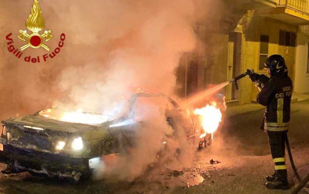 Auto avvolta e distrutta dalle fiamme a Isola Capo Rizzuto, avviate indagini