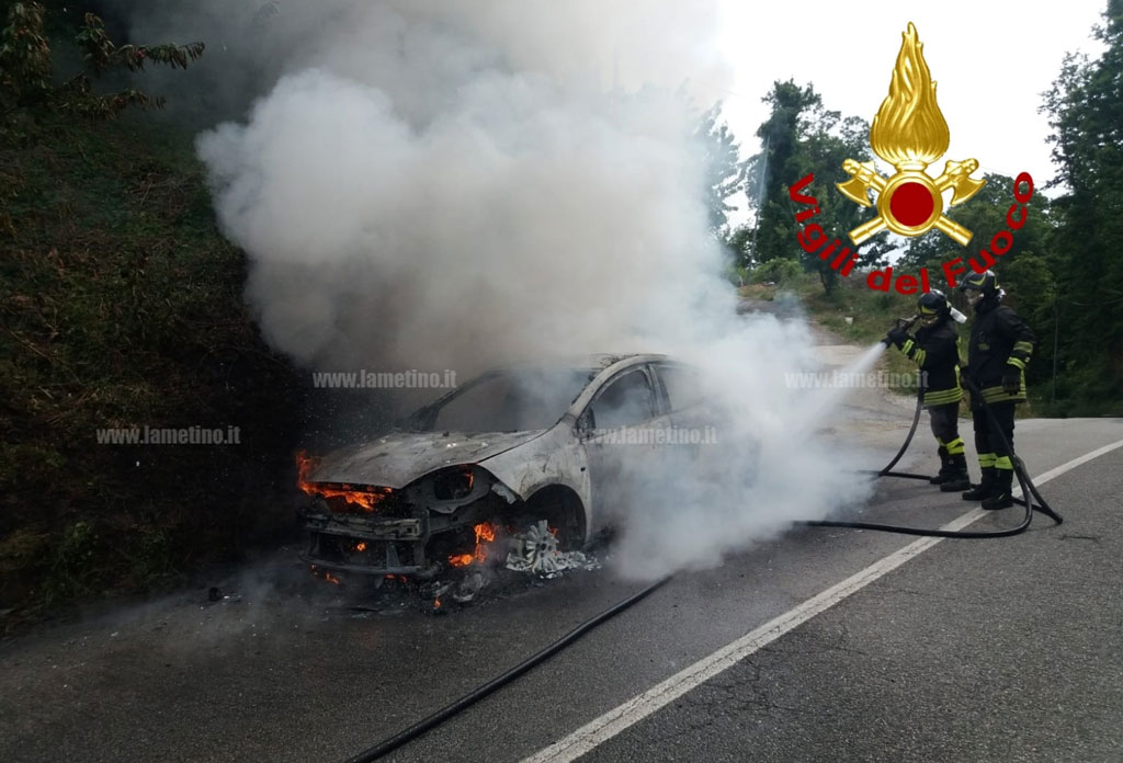 Lamezia, auto in transito avvolta dalle fiamme ad Acquadauzano: illesa conducente