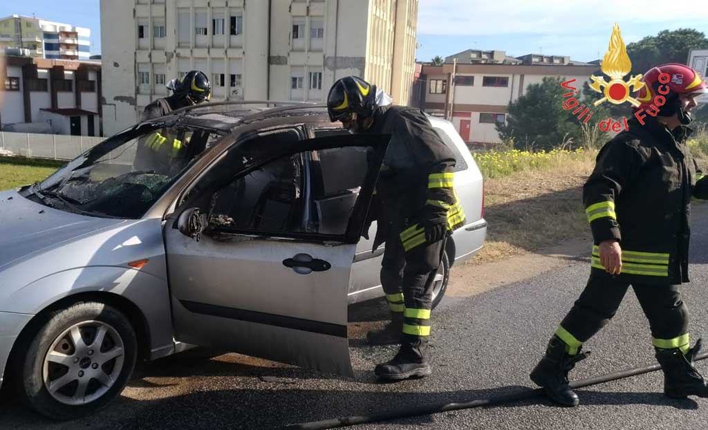 Auto in transito avvolta dalle fiamme, illeso conducente a Soverato