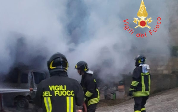 Auto in fiamme a Cicala, a dare l'allarme cane del proprietario