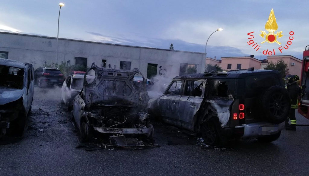 In fiamme 6 auto a Catanzaro lido, arrestato 27enne