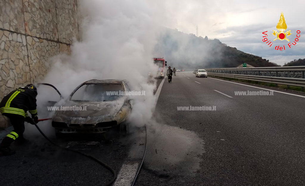 Auto in fiamme tra Falerna e San Mango, anziano in salvo