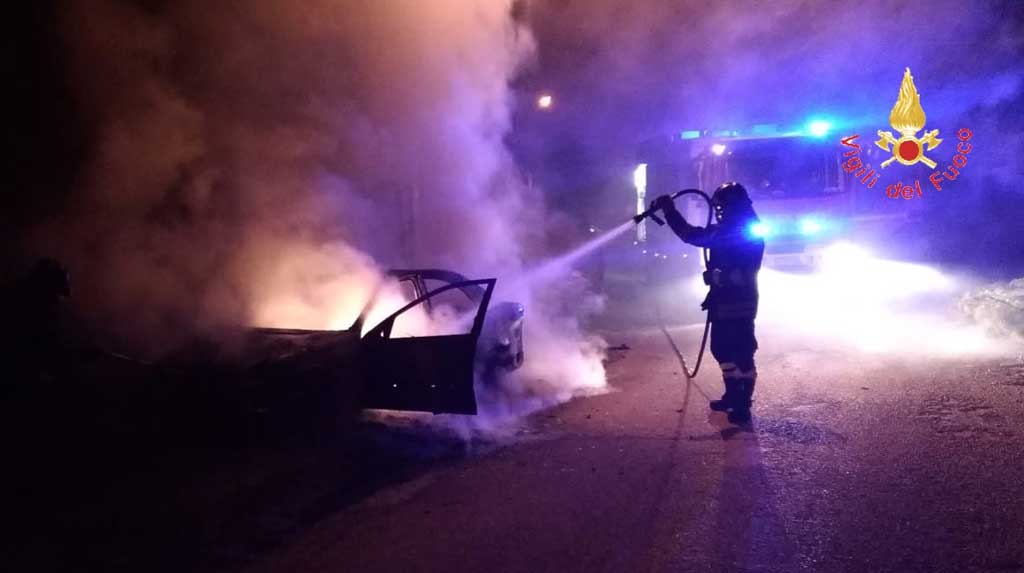 Auto in fiamme a Sant'Andrea Apostolo e Gimigliano, intervengono vigili del fuoco