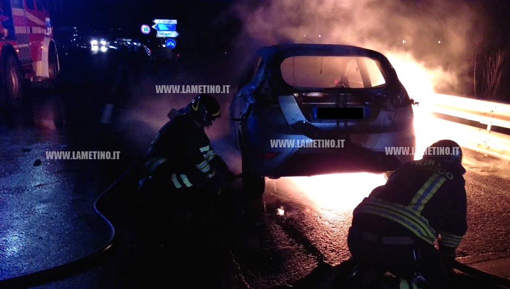 Lamezia, auto in fiamme sulla ss 280 vicino svincolo A2