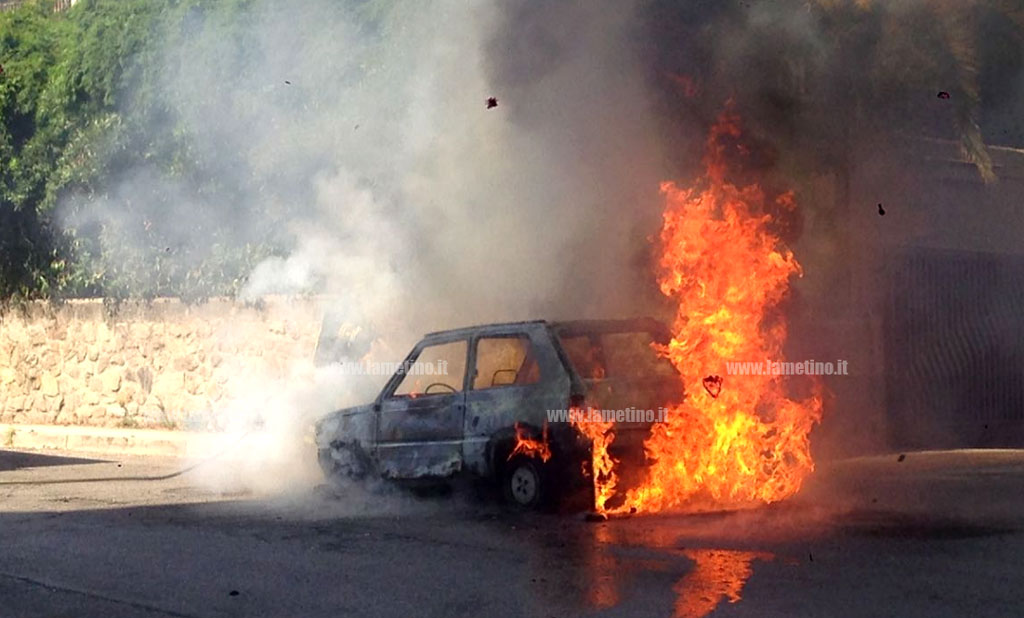 Lamezia: auto avvolta dalle fiamme mentre transita in via Miceli, salva la conducente