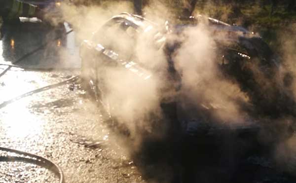 Auto in fiamme a Maida, in salvo i passeggeri