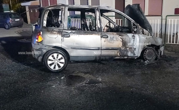Lamezia, auto in fiamme nella notte in via Miceli