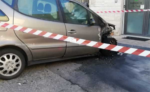 auto-fiamme-notte-via-f-cap.jpg