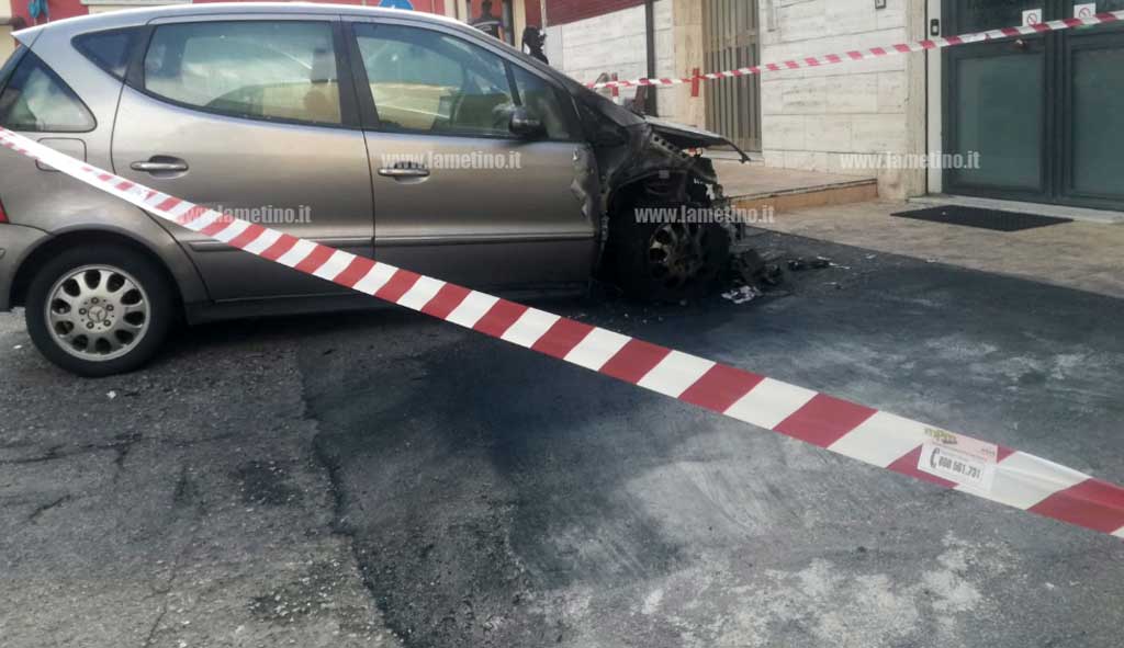 Lamezia, auto in fiamme nella notte in via Caparello: intervengono vigili del fuoco
