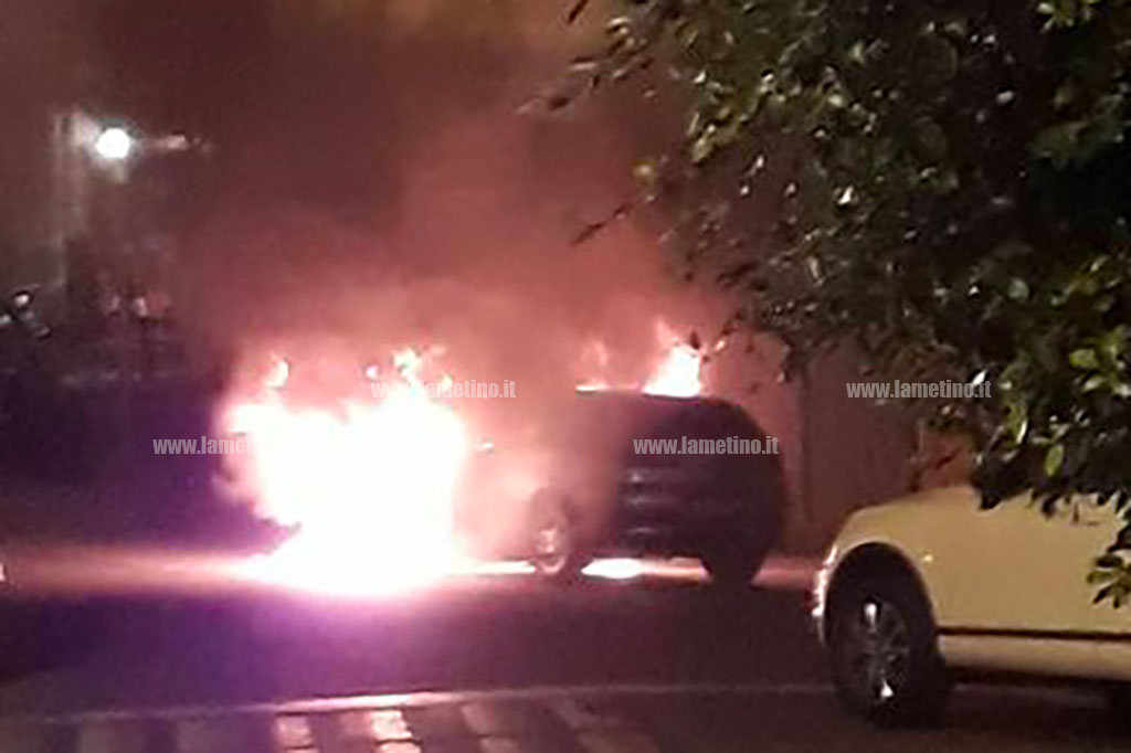 auto-fiamme-notte.jpg