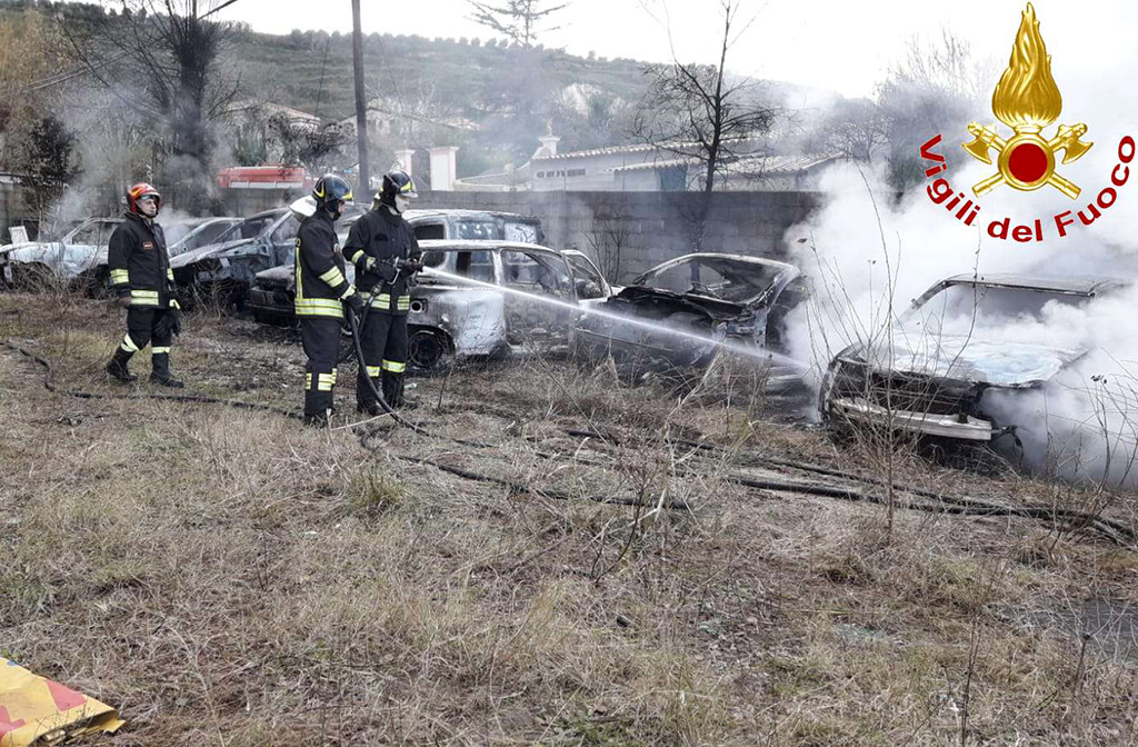Incendio in deposito, danneggiate 10 auto a Parghelia