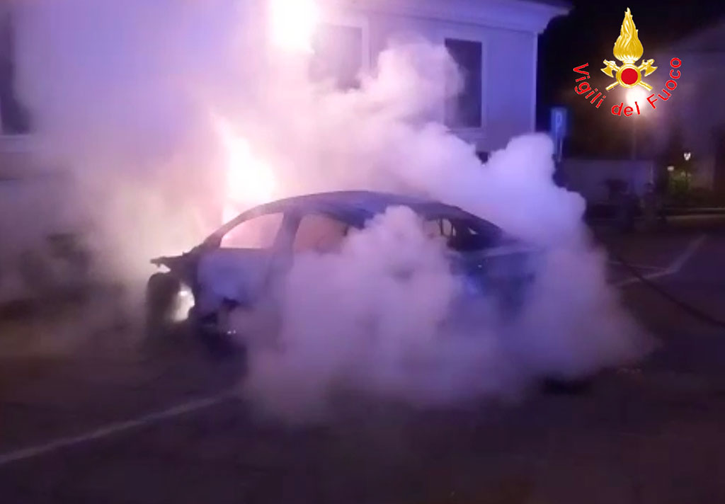 Ancora un'auto in fiamme a Squillace, si ipotizza matrice dolosa