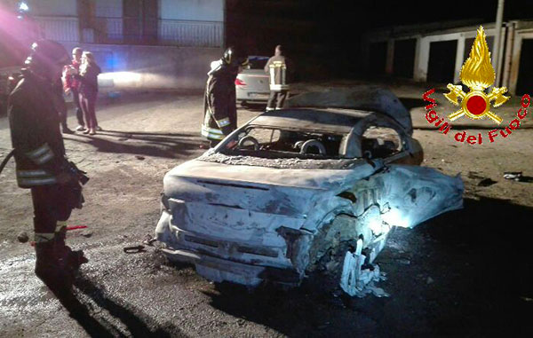 Auto in fiamme a Tropea, indagini in corso