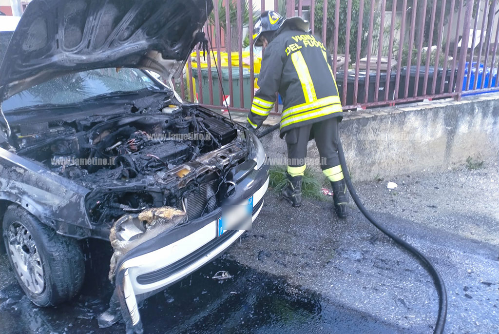 Lamezia, auto in fiamme in via Colelli: intervengono Vigili del Fuoco