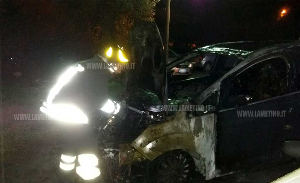 Lamezia, auto in fiamme nella notte in via Fimiani: indagini in corso
