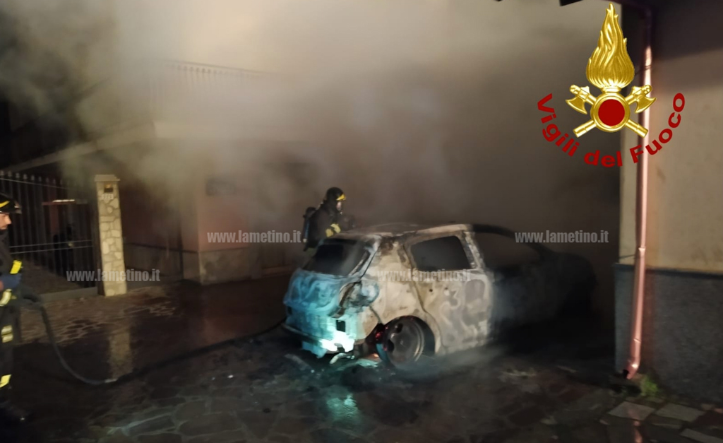 Lamezia, auto distrutta dalle fiamme nella notte in via del Progresso: indagini
