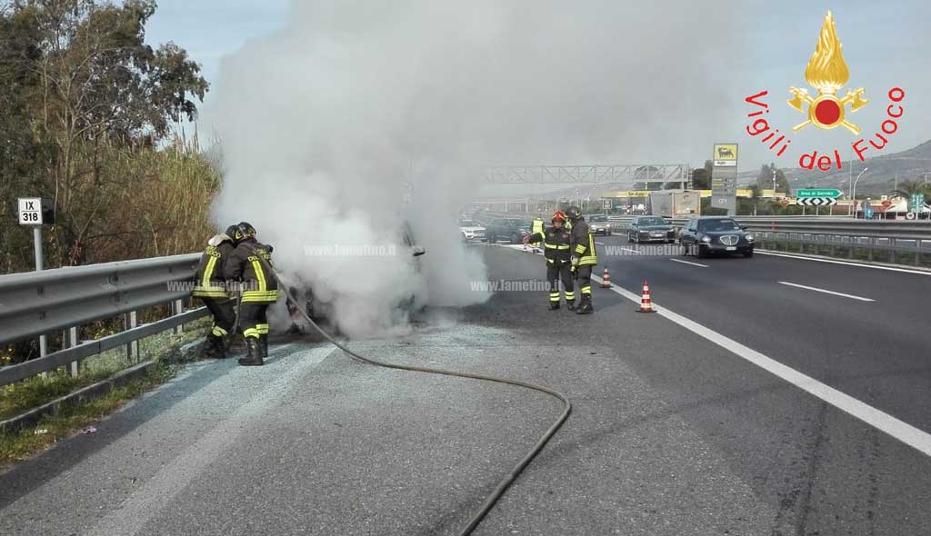 Lamezia, auto in fiamme su A2: illeso conducente