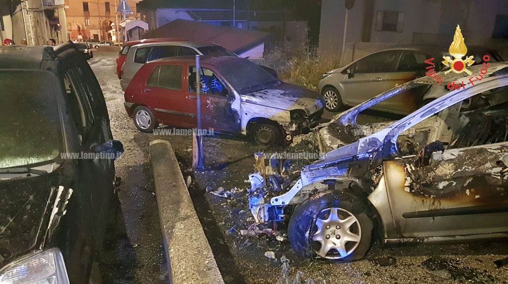 Maxi incendio nella notte in un parcheggio a Catanzaro, 6 le auto coinvolte: avviate indagini