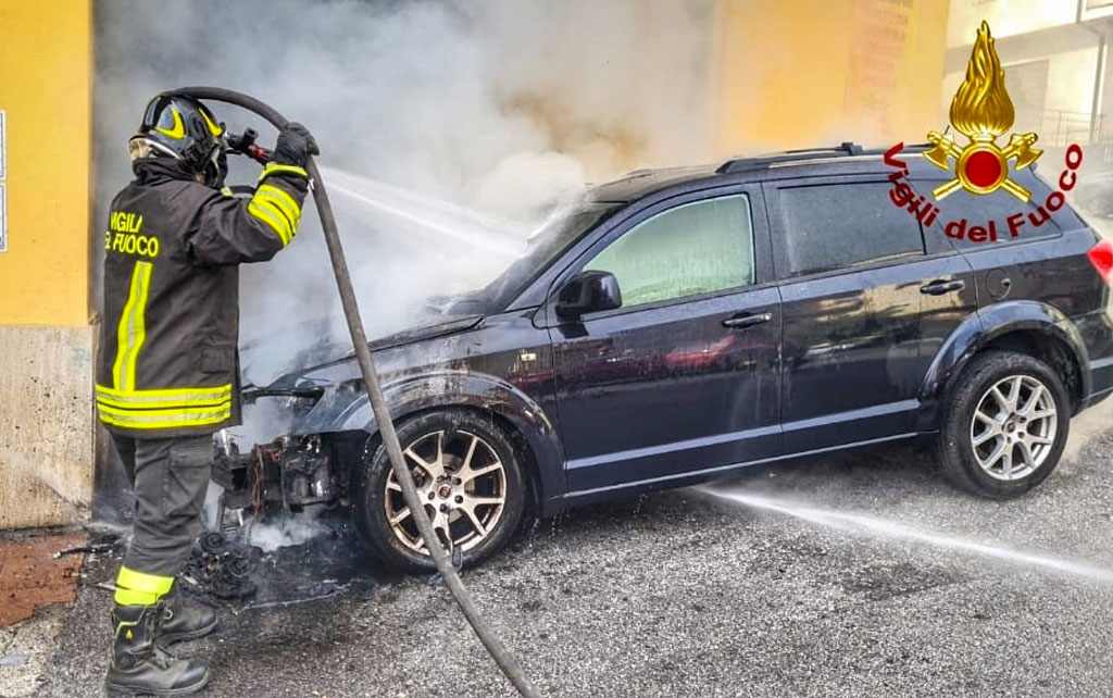 Lamezia, auto in fiamme in via Formiti: intervengono vigili del fuoco