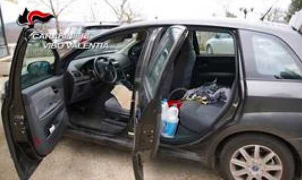 Tenta di far esplodere auto e negozio del figlio, un fermo a Serra San Bruno
