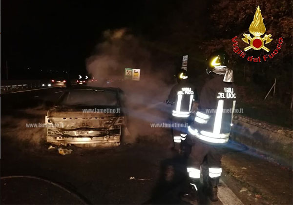A fuoco auto in corsa sull’A2 tra Sant'Onofrio e Pizzo, intervengono vigili del fuoco