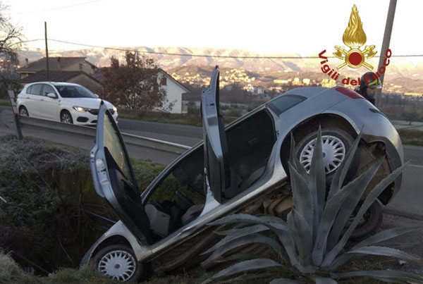 Auto finisce fuori strada nel Cosentino, ferito conducente