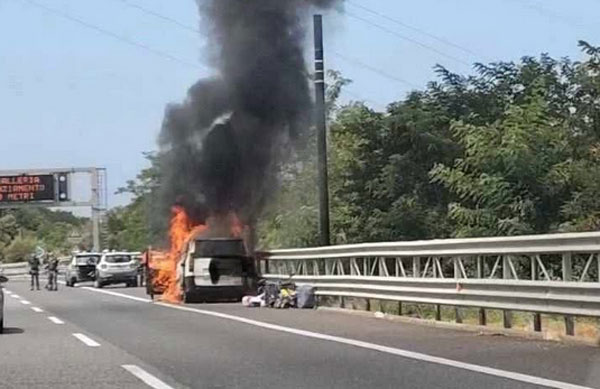 auto-in-fiamme-2025-07-05-alle-13.25.17_314c9.jpg