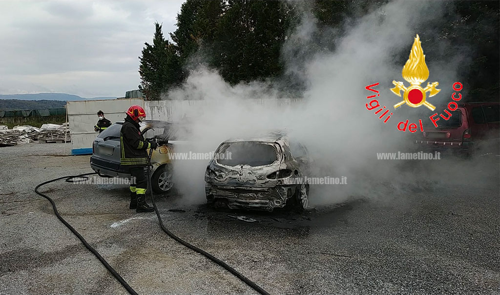 Auto in fiamme a Feroleto Antico, avviate indagini - VIDEO 