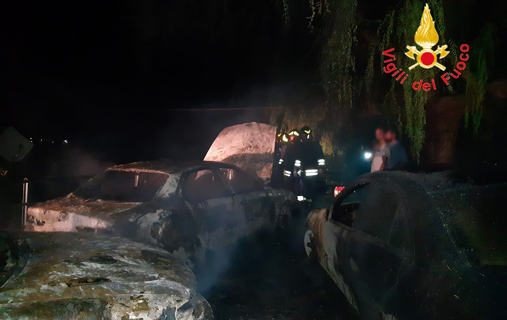 Tre auto in fiamme nel centro di Gagliato, disagi per fumo denso e acre