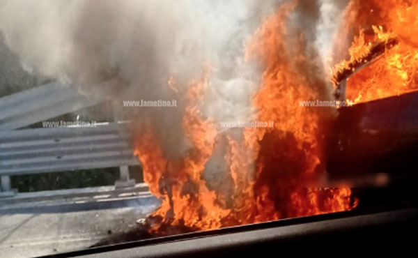 auto-in-fiamme-a-2-2024-02-21-alle-09.57.34_d996a.jpg