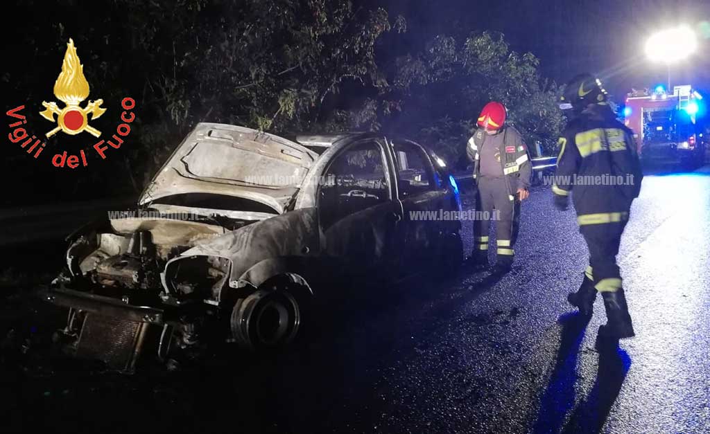 Auto in fiamme nella notte ad Accaria di Serrastretta, illeso conducente