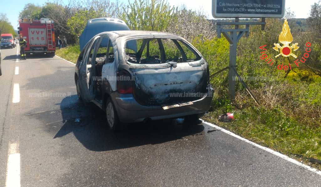 Auto in fiamme a Lamezia, in salvo i passeggeri
