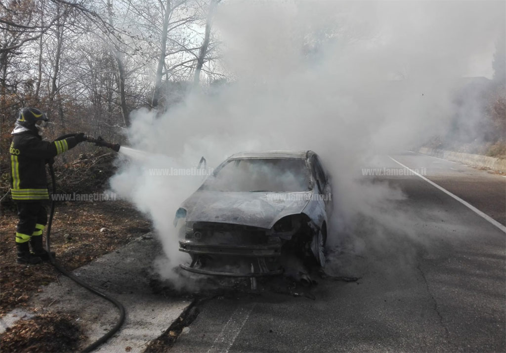 A fuoco auto in transito a Platania, illeso il conducente 