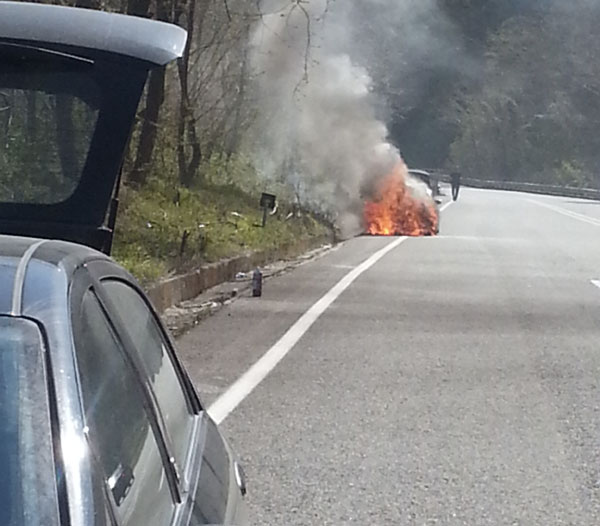 Calabria: pattuglia guardia finanza salva famiglia da auto in fiamme