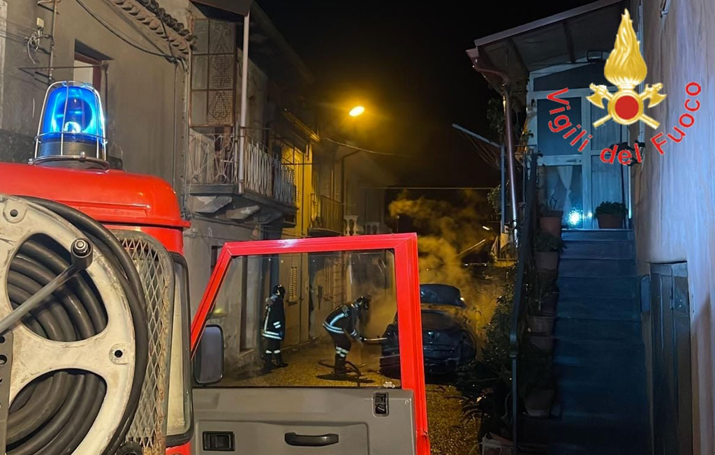 Auto in fiamme nel centro storico di Cortale, indagini