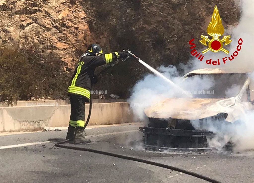 In fiamme auto in transito a Sersale, illesa famiglia a bordo 