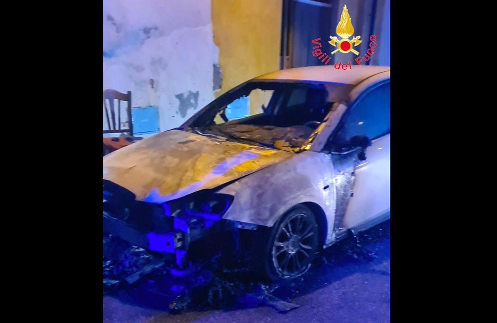 Lamezia, auto in fiamme in via Luigi Settembrini: tratta in salvo coppia rimasta bloccata in casa per il fumo