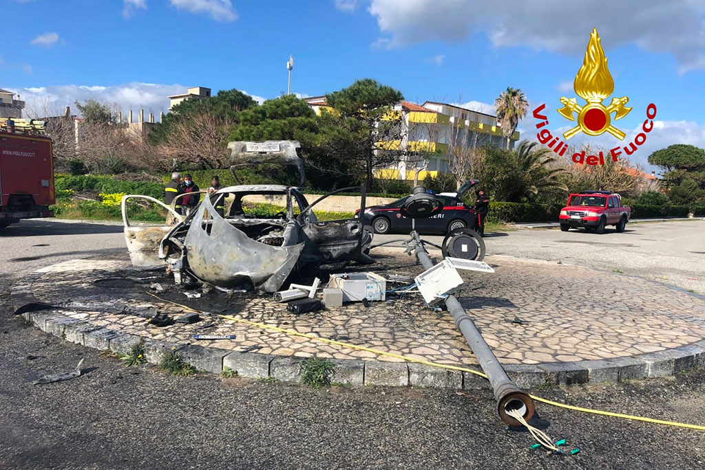 Auto impattata contro palo della luce a Guardavalle e prende fuoco, passeggeri si dileguano